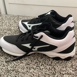 Brand new never worn size 10 women’s softball cleats.